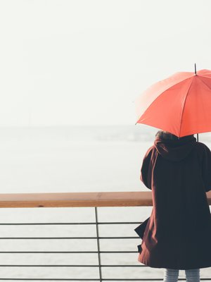 Joskus eron jälkeinen yksinolo tuntuu niin ihanalta, ettei uutta suhdetta edes kaipaa. ”Ei kenenkään ole pakko aloittaa uutta ihmissuhdetta. On paljon yksineläjiä, joille elämäntilanne on itse valittu ja toivottu”, Väestöliiton psykoterapeutti Lotta Heiskanen sanoo.