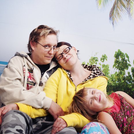 "Jari on paras ystäväni", Tanja Vahe sanoo. Sylissä yhteinen tytär Ronja.