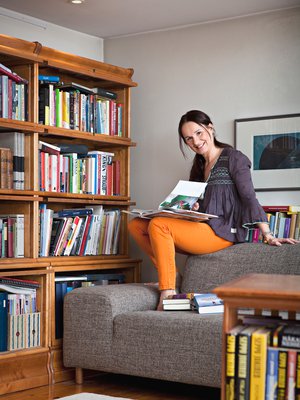 Erika Panttila-Keskisen lukuaarteita on joka paikassa: kirjahyllyssä, sohvan takana, kirjakaruselleissa.