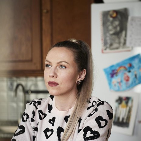 ”Monilla aikuisilla oli tapana sanoa meille maahanmuuttajatytöille, että pidättehän tulevaisuuden tavoitteet realistisina. Se suututti minua. Halusin juristiksi entistä kovemmin", Vera sanoo.