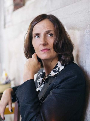 53-vuotias kirjailija Susnna Alakoski asuu Tukholmassa kirjailijamiehensä kanssa. Perheeseen kuuluvat 17-, 22- ja 23-vuotiaat lapset. 