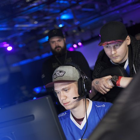 Saku Kuisma ja Ilmo Salomäki ovat matkalla ammuntapelin ammattilaisiksi.