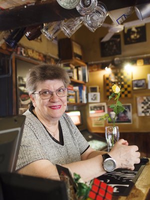 Ritva sai asiakkaalta ruusun kesälomansa kunniaksi. Se ilahdutti. "Joku ajatteli juuri minua."