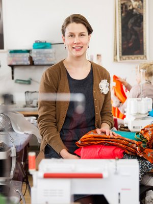 Helsinkil&auml;inen Elina Urmas harrastaa k&auml;sit&ouml;it&auml; laidasta laitaan ja pit&auml;&auml; my&ouml;s <a href="http://mielitty.com/blogi/">Viini&auml; ja villasukkia -blogia. </a>