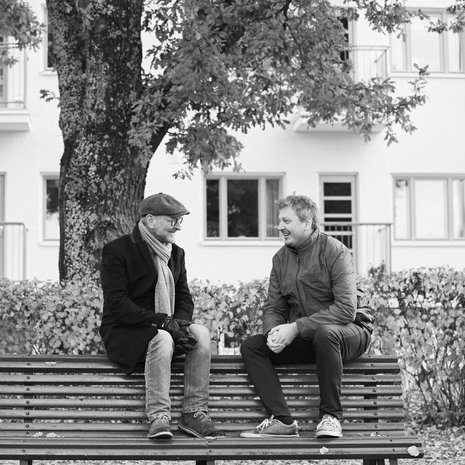 Tommy Hellsten asuu Porvoossa, Mathias Hellsten Helsingissä. He tapaavat lähinnä työn merkeissä.