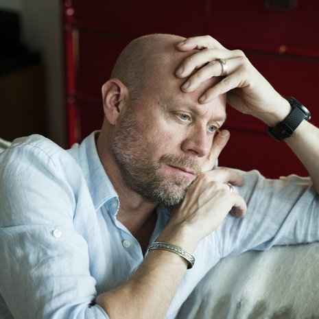 Iikka Forssin on vaikeaa ajatella omaa työttömyyttään asiana, joka vain tapahtuu eikä ole omaa syytä. Hän ei tiedä, miksi se on niin.