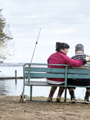 Kesäisin Laila, 56, ja Matias, 33, käyvät Pielisjoen rannalla kalastamassa joka päivä. ”Joskus mietin, onko Matiaksen tylsä olla aina kahdestaan mamman kanssa. Hän on kuitenkin aikuinen mies”, Laila sanoo.
