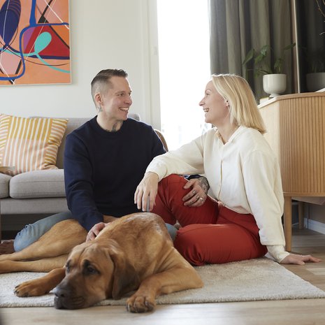 "Olemme luonteeltamme erilaisia: Kati on meidän arkimoottorimme, aikaansaava organisaattori. Minä taas olen haaveilija ja seilailija. Arvostan hirveästi kaikkea sitä, mitä Kati tekee perheemme eteen", Juuso Juutinen sanoo. Perheeseen kuuluu myös Kita-koira.