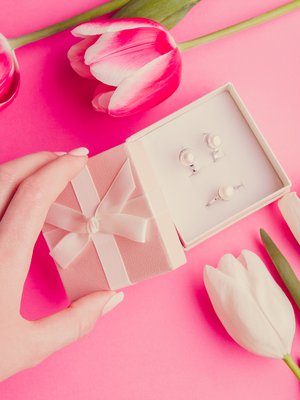 Helmikorut sopivat sekä häihin että hautajaisiin, vinkkaa Kaarina Suonperä.