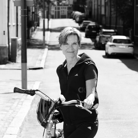 Tytti Peltonen on 53-vuotias päihde- ja mielenterveyspotilaisiin erikoistunut lähihoitaja. Hän on kärsinyt unettomuudesta lähes 20 vuotta. Kahden pojan äiti asuu Espoossa ja pyöräilee yleensä töihin ympäri vuoden.