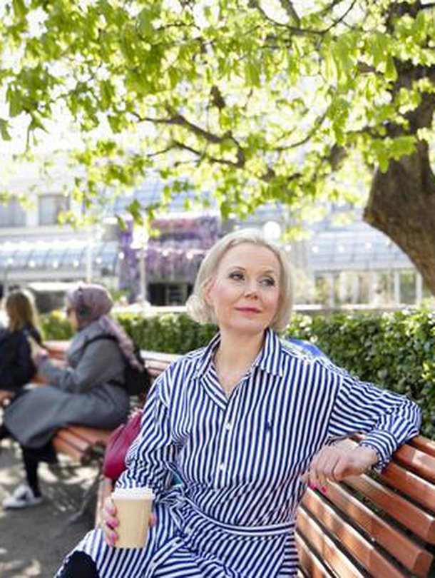 ”Olen aina ajatellut, että kriisitilanteissa olen se, joka auttaa muita. Olen se, joka pärjää”, Hanna sanoo. Muiden avun varassa oleminen on ollut hänelle uusi tilanne.