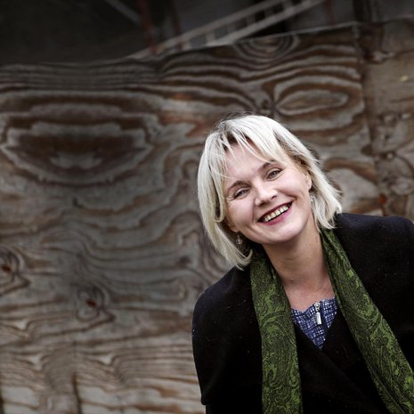 Eve Hietamiehen Yösyöttö-kirja kertoo Antista, joka jää vauvan kanssa kaksin. Kirjan pohjalta tehty elokuva saa ensi-iltansa 6.10.2017.