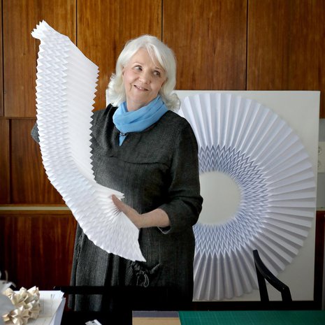 Ylivieskalainen Sirkka Huttunen on itse oppinut origamitaitaja. Suuresta paperiviuhkasta syntyy Sirkan käsissä ympyränmuotoinen origami.