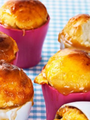 Kinuskipullat paistuvat meheviksi pikkuruukuissa.