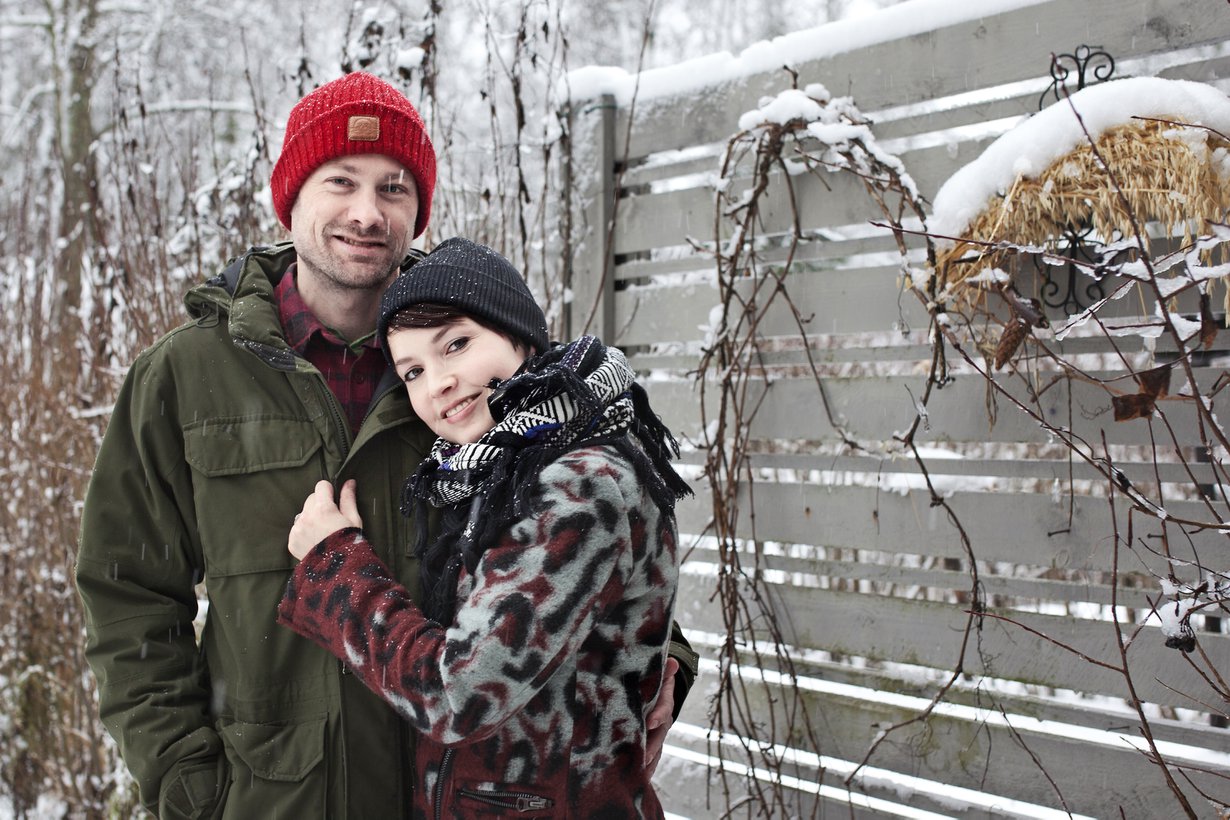 Marja Salo, 34, on Kansallisteatterin näyttelijä. Andy Kruse, 38, on kansainvälisen koulun sijaisopettaja ja freelance-toimittaja. Hän rullaluistelee ja kilpailee edelleen. Marja ja Andy asuvat Helsingissä lastensa Milesin ja Mimin kanssa.