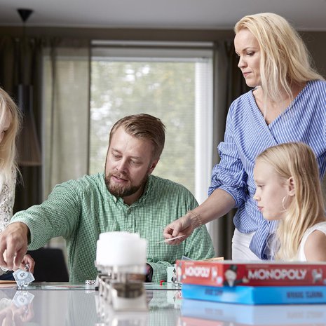 Kimmo Salmi, 42, asuu vaimonsa Teean sekä Amandan, 12, ja Monican, 9, kanssa Lempäälässä.