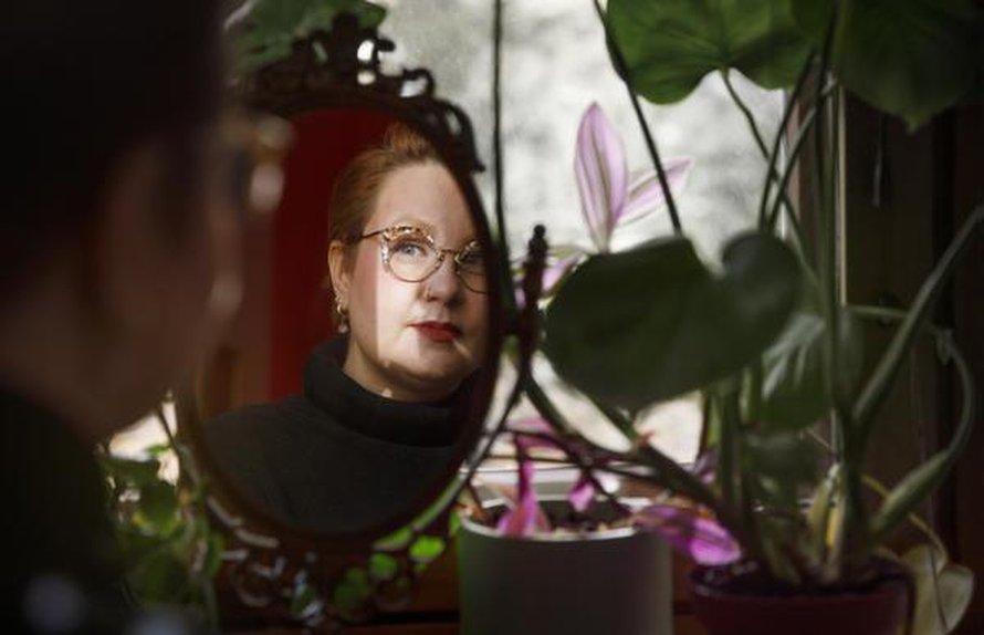 Emmi on puhunut lastensa kanssa vanhoista teksteistään. ”Olen sanonut, että olen mokannut ja se on tehnyt minut surulliseksi. Olemme puhuneet siitä, että virheistä voi oppia.” 