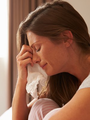 Erityisherkkä ihminen aistii maailman syvemmin ja rajummin, mutta ehkä ymmärtääkin siitä vähän enemmän. Kuvituskuvan nainen ei liity kertomukseen.