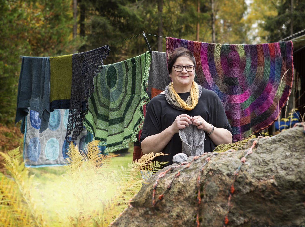 Tea Siili, 54, on ammatiltaan järjestelmätestaaja. Hän asuu Nummelassa miehensä Jarin, 52, ja tyttärensä Siinan, 18, kanssa. Perheeseen kuuluu myös poika Hiskias, 20. Villaneuleet Tea tuulettaa ulkona joka syksy.