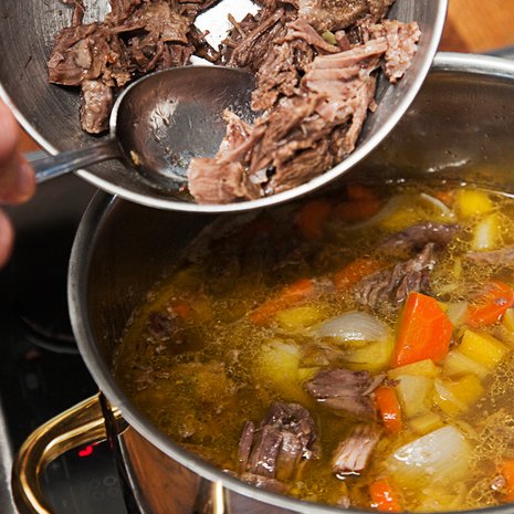 Herkullisimmassa lihakeitossa juurekset keitetään lihaliemessä ja kypsä liha lisätään vasta lopuksi.