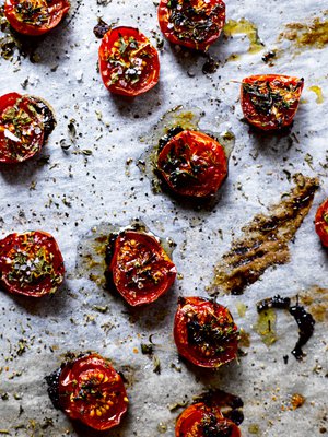 Uunikuivattujen tomaattien maku on mahtava.