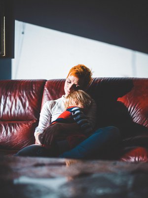 ”Yritän opettaa lapsille, että mikään tunne ei ole väärä tai paha. Suuttuakin saa”, Nina Jacobsson sanoo. Hän on entinen biokemisti, joka valmistuu pian sosionomiksi. Opintojen ohessa hän työskentelee vertais­ohjaajana päihdeklinikalla. Nina asuu Maalahdessa lastensa Olivian, 7, ja Viktorin, 2, kanssa. Perheeseen kuuluu myös miesystävä Stig. 