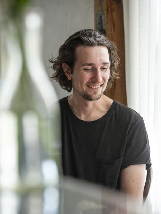 ”Olen romantisoinut fyysistä työtä. Aiemmin en ymmärtänyt, kuinka rankkaa se voi olla, kun sitä tekee päivästä toiseen”, puutarhuriksi opiskellut Rafael Donner sanoo.