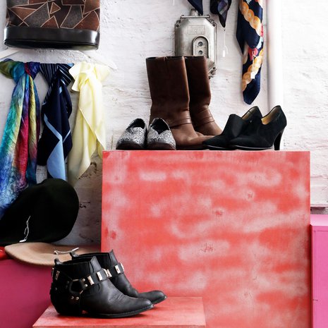 Pientä piristystä arkeen voi löytää vaikkapa second hand -liikkeestä. 