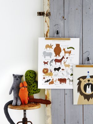 Pehmolelut huomio, riviin järjesty! Lastenhuoneen sisustukselle kannattaa sopia teema. Silloin hyvinkin erityyliset piirustukset, askartelut ja pehmolelut sopivat yhteen. Samalla tulee siivottua piiloon osa leluista.