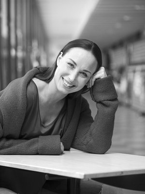 Niina Backman kuuli kälynsä Elina Backmanin esikoisteoksen kustannussopimuksesta ensimmäisten joukossa. ”Elina näytti minusta jo teini-iässä tyypiltä, joka onnistuu kaikessa, mitä tekee.”