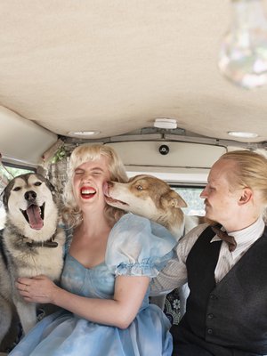 Tulipalon jälkeen Milla, Markku, Sisu ja Hukka muuttivat asumaan autoon nimeltä Kuukkeli. Millan mielestä prinsessamekkoon voi pukeutua vaikka tavallisena tiistaina, ihan huvin vuoksi.