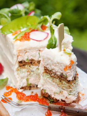 Kesä yhdessä kakussa: sisällä lohta ja basilikaa, päällä herneitä ja retiisejä.