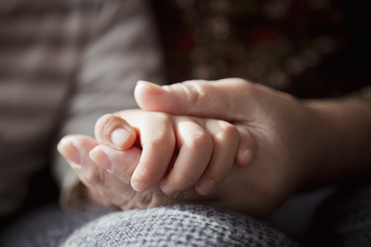 ”Tuntuu, että tässä iässä minullakin kuuluisi olla ympärilläni lapsia ja lapsenlapsia, heidän ilonsa ja surunsa, itkunsa ja naurunsa. Minä vain havahduin siihen liian myöhään”, Jaana-Mirjam kirjoittaa.