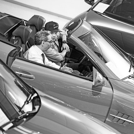 Pätkätöis-videolla Uniikki räppää itseironisesti: ”Oon ehkä pieni mut en heikko.” Mukana vilahtaa myös eno Ben Zyskowicz, jonka mielestä videon nimen pitäisi olla ”Pätkä töissä”. Kumpikaan miehistä ei ole erityisen pitkä.