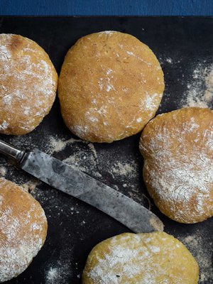 Pitaleipien taikinaan piiloutuu porkkanaa.