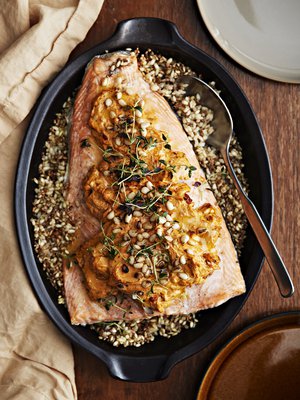 Riisi ja lohi kypsyvät näppärästi samassa vuoassa. 