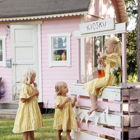 Kun mökin odotus tuntui Pepin ja Myyn mielestä pitkältä, Heidi rakensi ensihätään kuormalavoista hauskan kioskin sävy sävyyn. Aliisa oli silloin vielä vauva.