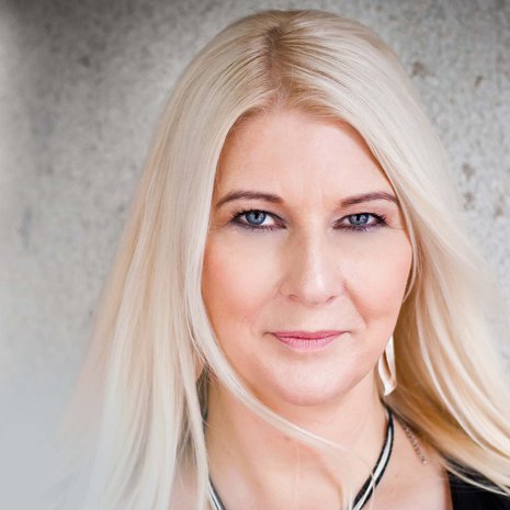 Helena Åhmanin dekkari Vallan varjo ilmestyi syyskuussa.