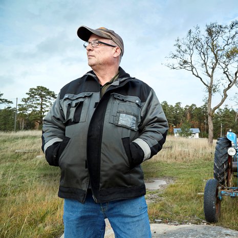 Finneman kuulee saarellaan lintujen äänet. Keväällä telkät ja koskelot, kesällä lokit ja tiirat. Syksyllä sorsat, talvella talitintit. Paljon muita ääniä ei kuulu.