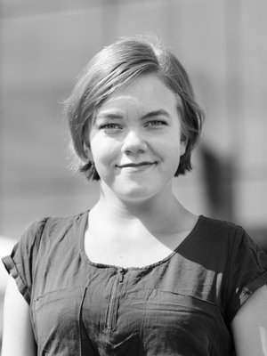 Jaana Tiiri, 22, on vammaisaktivisti ja sosiaalialan opiskelija, joka asuu aviomiehensä kanssa Helsingissä. Hän puhuu vammaisten ja vähemmistöryhmien seksuaalisuudesta. Jaanalla on vauvana diagnosoitu AMC eli synnynnäinen niveljäykistymä, joka vaikuttaa käsien asentoihin.