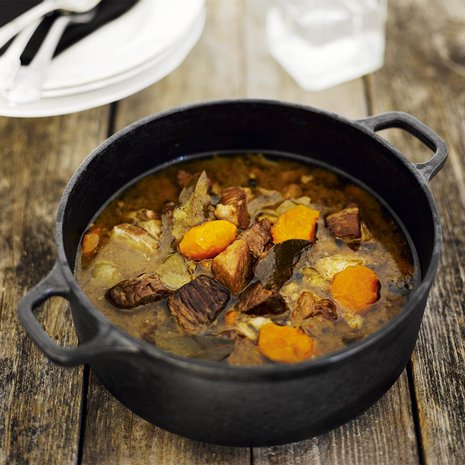 Paketista karjalanpaistia saa edullista ruokaa. Kypsyminen vie aikaa, mutta ateria syntyy melkein itsestään. Lihasta tulee mureaa, kun sen antaa lämmetä huoneenlämpöiseksi ennen ruskistusta.