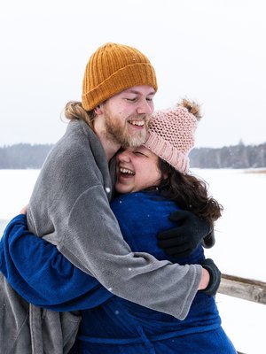 Jasmin ja Tuomas kokeilevat yhdessä Suomi-juttuja, kuten avantouintia. "Vedestä nousemisen jälkeen oli muutama sekunti, jotka tuntuivat todella kylmiltä, mutta se lähti pian pois ja jäljelle jäi mukavan raukea olo. Harrastus tulee ehdottomasti jatkumaan”, Tuomas sanoo.