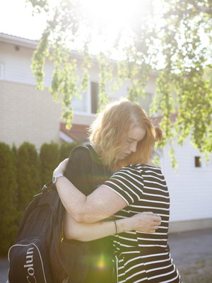”Mietin usein, mitä tein väärin tai jätin tekemättä. Olen yrittänyt auttaa, mutten ole tiennyt, miten", Demin äiti Katja sanoo. Hän tulee onnelliseksi, kun saa halata tytärtään.