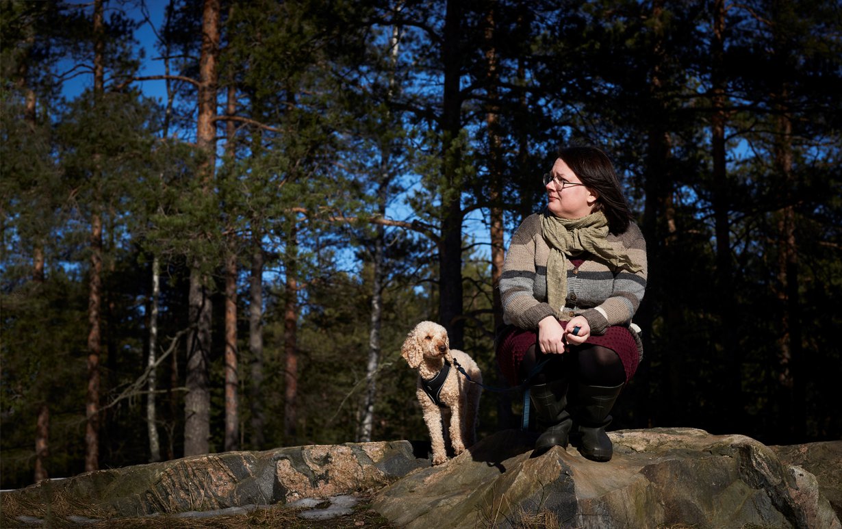 Auli Viitala ajattelee olevansa paljon muutakin kuin köyhä ja syrjäytynynyt. Esimerkiksi äiti, joka rapsuttaa selkää ja osaa auttaa jopa matikassa.
