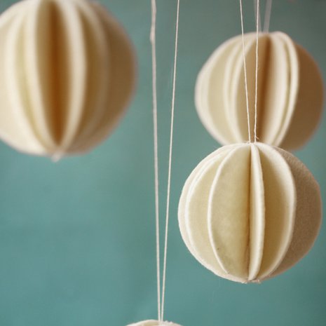 Valmiit pallot voi ripustaa kuuseen, ikkunalle tai vaikka koristeoksalle.