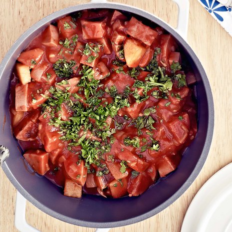 Tarjoa makkarakastike täysjyväpastan kanssa.