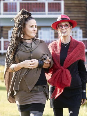 Kiti Samulin asuu ja työskentelee nykyään Hyrsylän Mutkassa. Aira Samulin, 92, on hänen mummonsa ja pomonsa.