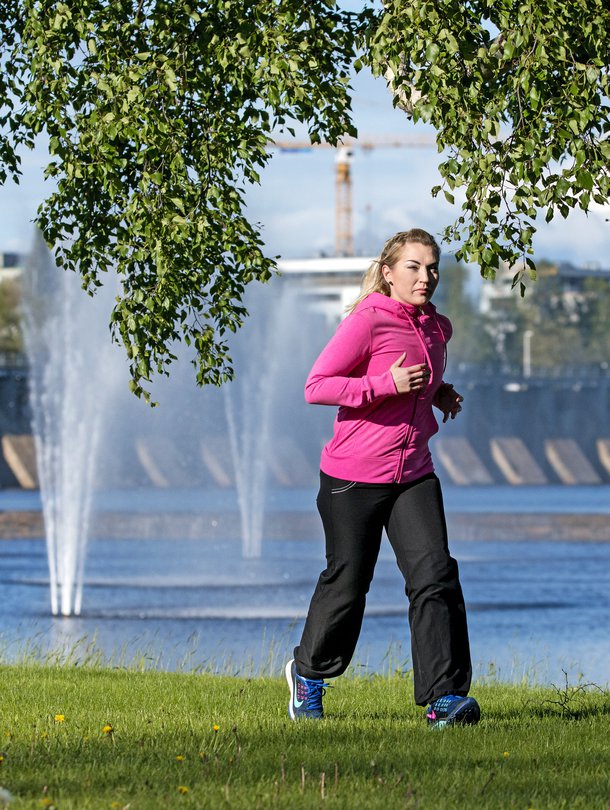 Oululainen Krista Ojala, 36, opiskelee äidinkielenopettajaksi. Hänen perheeseensä kuuluvat puolison lisäksi 15-, 14- 11- ja 8-vuotiaat pojat sekä 5-vuotias tyttö. Krista juoksee mielellään ja kirjoittaa runoja.