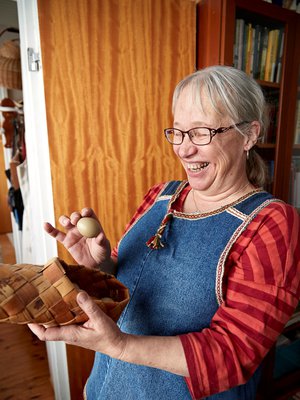 Helena Kaartinen ajattelee, että toimivaa ja ehjää tavaraa ei heitetä pois. Tyhjät riekonmunat ovat selvinneet muutosta toiseen tuohivirsussa.