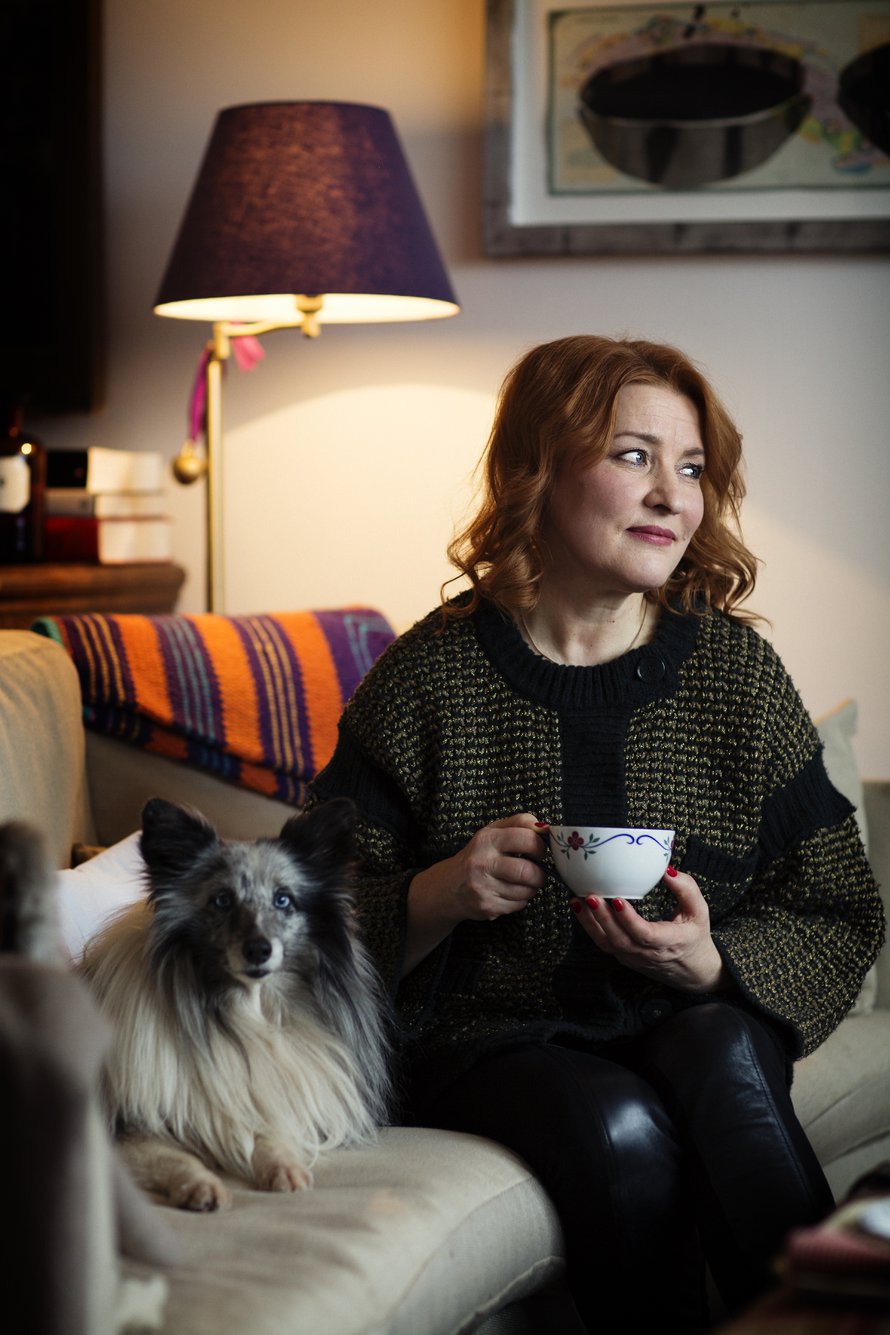 Birgitta Myllymäki on 57-vuotias sairaanhoitaja ja vapaaehtoistyöntekijä. Hän asuu Helsingissä koiransa Rixun kanssa.